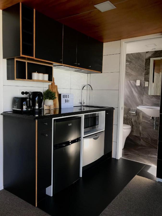 Onehunga Garden Tinyhouse With Parking Hotel Auckland Bagian luar foto