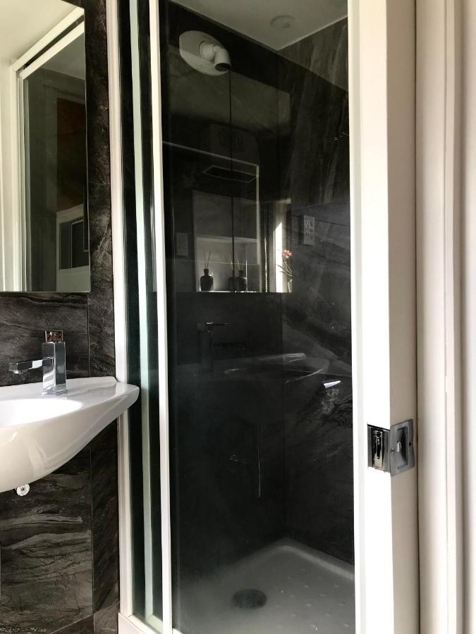 Onehunga Garden Tinyhouse With Parking Hotel Auckland Bagian luar foto